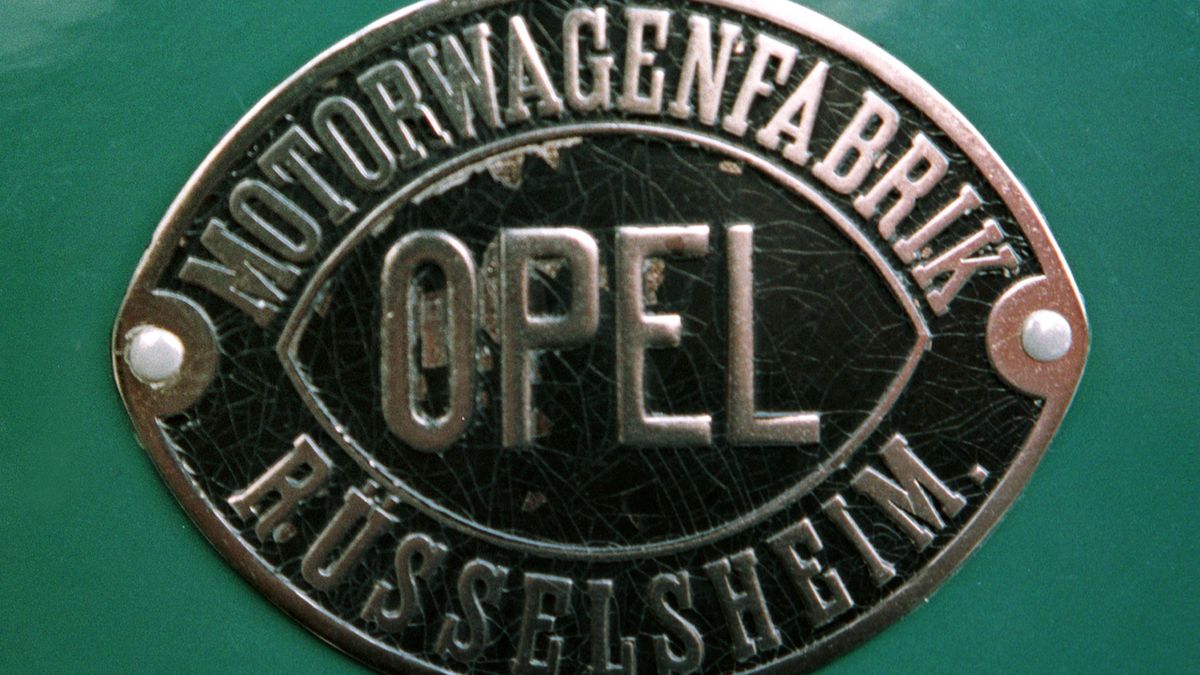 Opel slaví 160 let, začínal jako výrobce šicích strojů